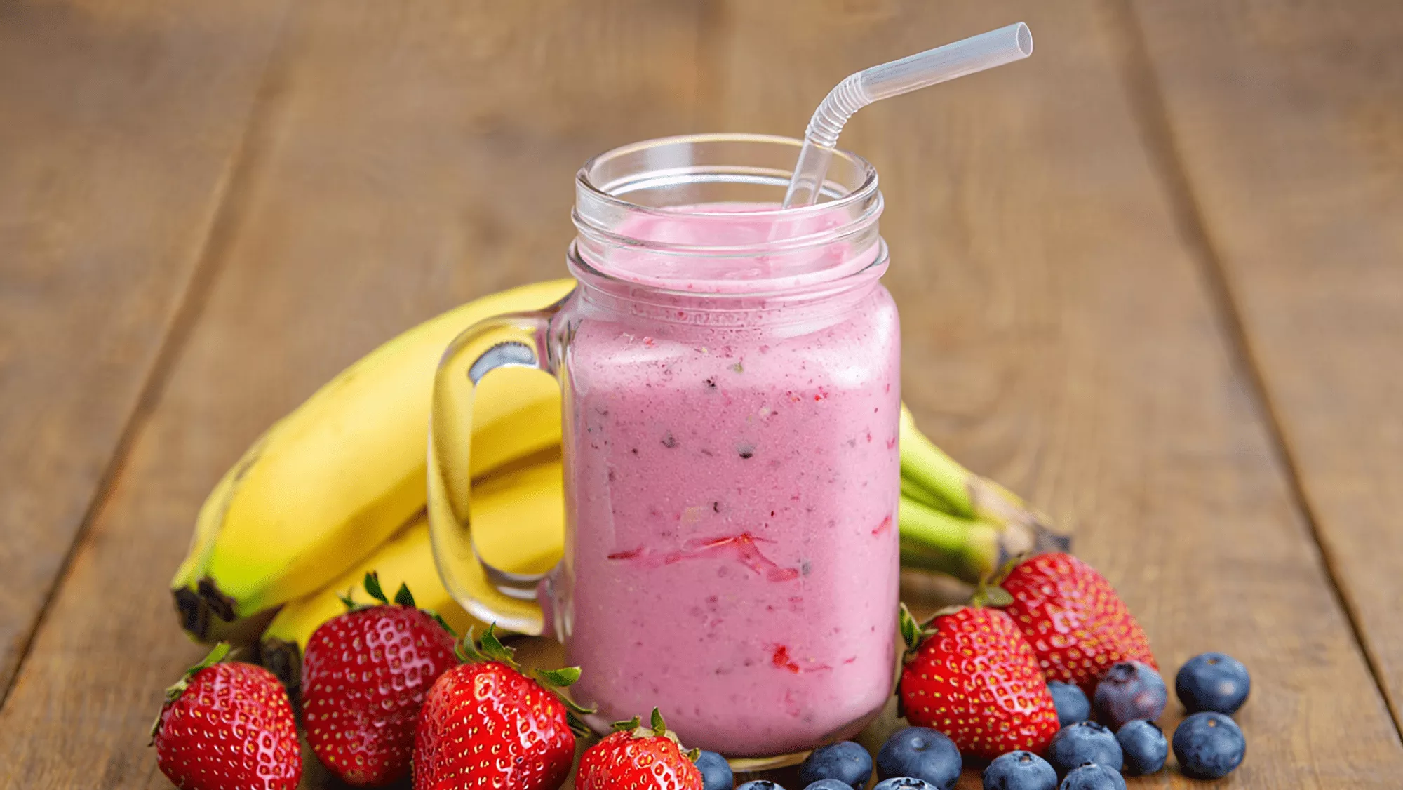 Smoothie servido en tarro de cristal / CANVA