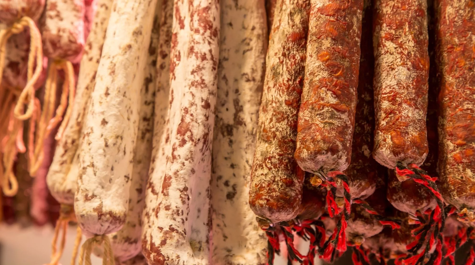 Longaniza y otros embutidos catalanes en una imagen de archivo