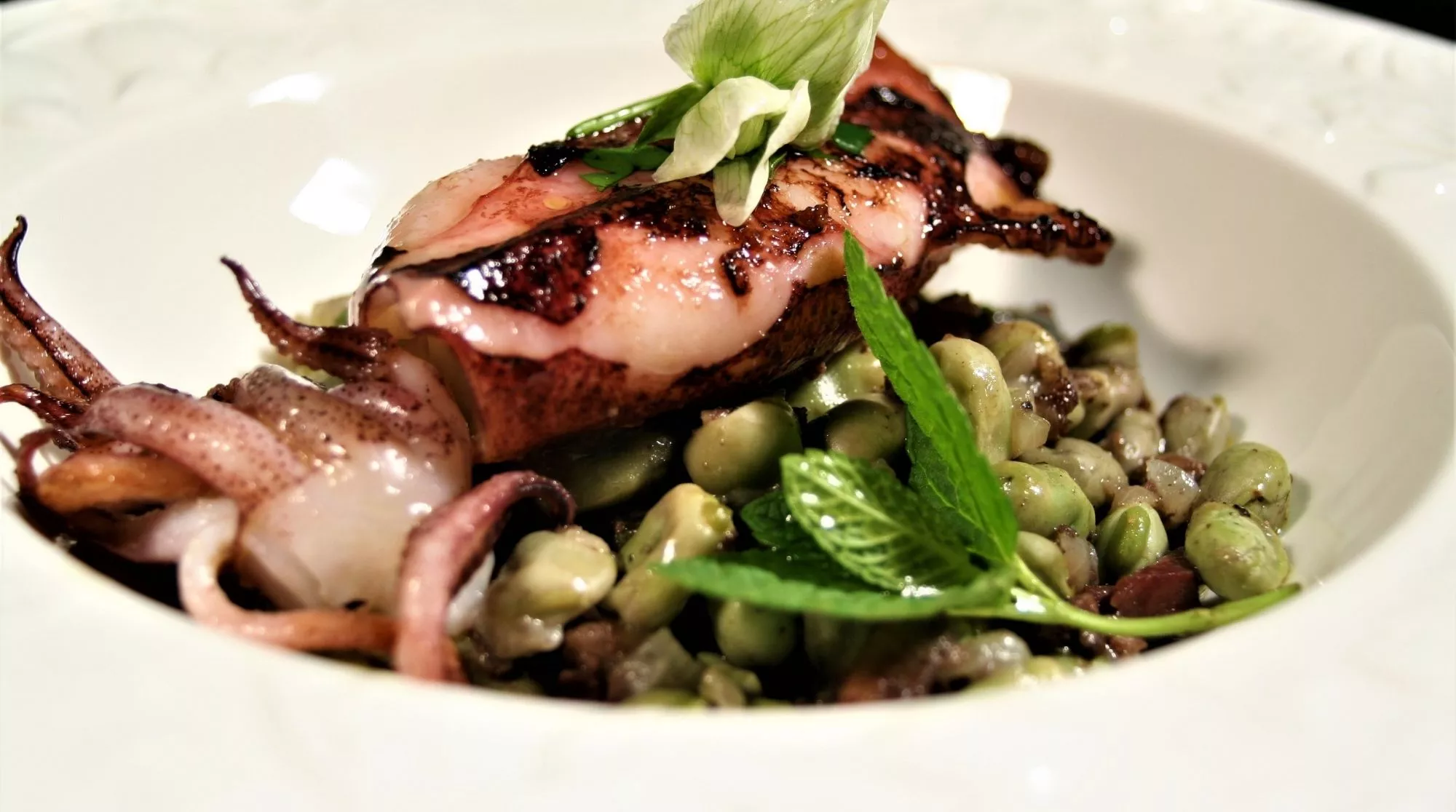 Habas con butifarra negra y chipirón. Receta de Inés Butrón / Antonio Ron 