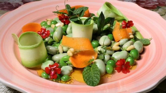 Ensalada de habas y guisantes de primavera. Receta de Inés Butrón / Antonio Ron 