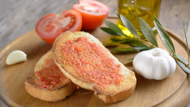 Pan con tomate en una imagen de archivo / CANVA 