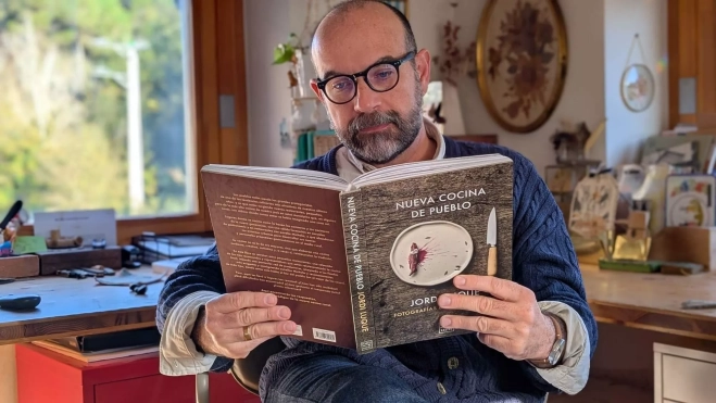 Jordi Luque con su libro 'Nueva cocina de pueblo'