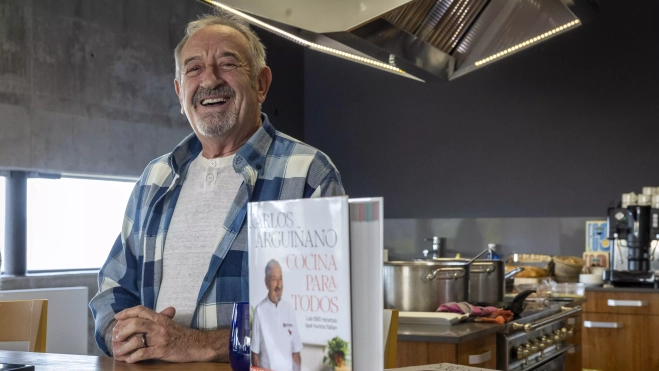 Karlos Arguiñano junto a su libro 'Cocina para todos' / EFE