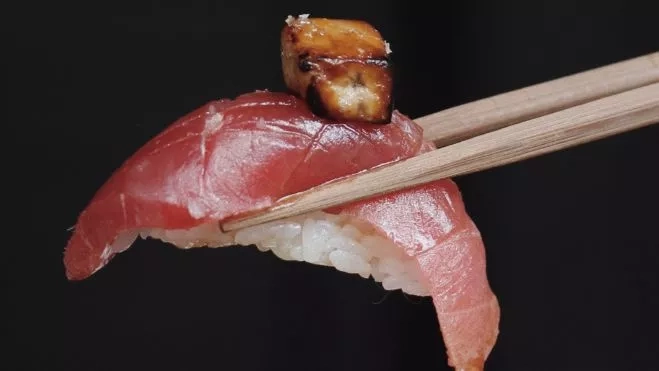 Un nigiri en Lima Nikkei / Cedida a Hule y Mantel