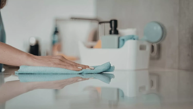 Limpieza de la encimera con un trapo / CANVA