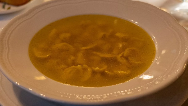 Cappelletti en brodo en Arnaldo Clínica Gastronómica / Hule y Mantel