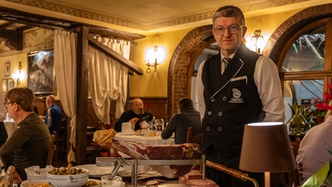 Carro de entrantes en Arnaldo Clinica Gastronómica / Hule y Mantel