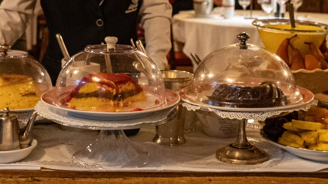 Carro de postres en Arnaldo Clinica Gastronómica / Hule y Mantel