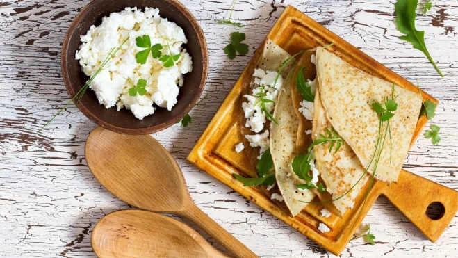 Un desayuno con queso cottage en una imagen de archivo