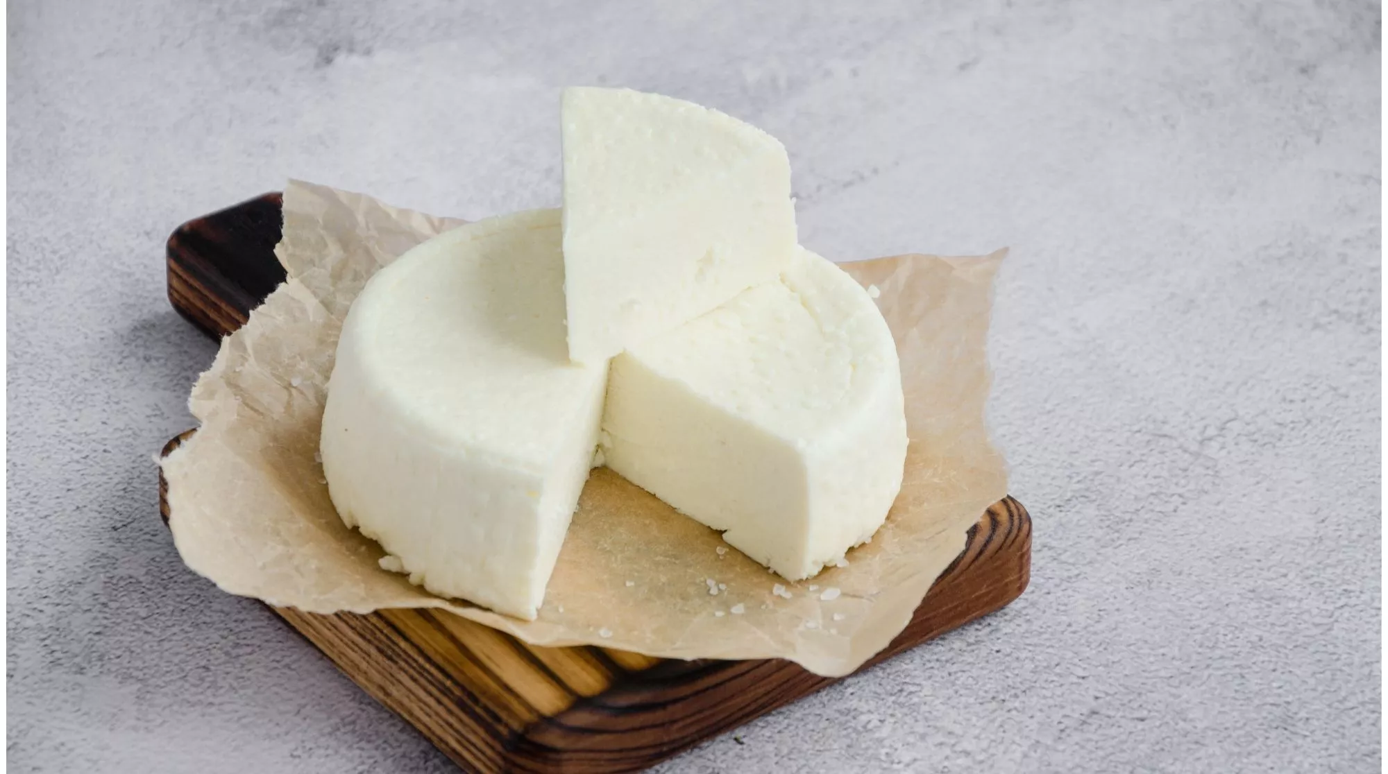 Una variedad de queso fresco en una imagen de archivo / Canva