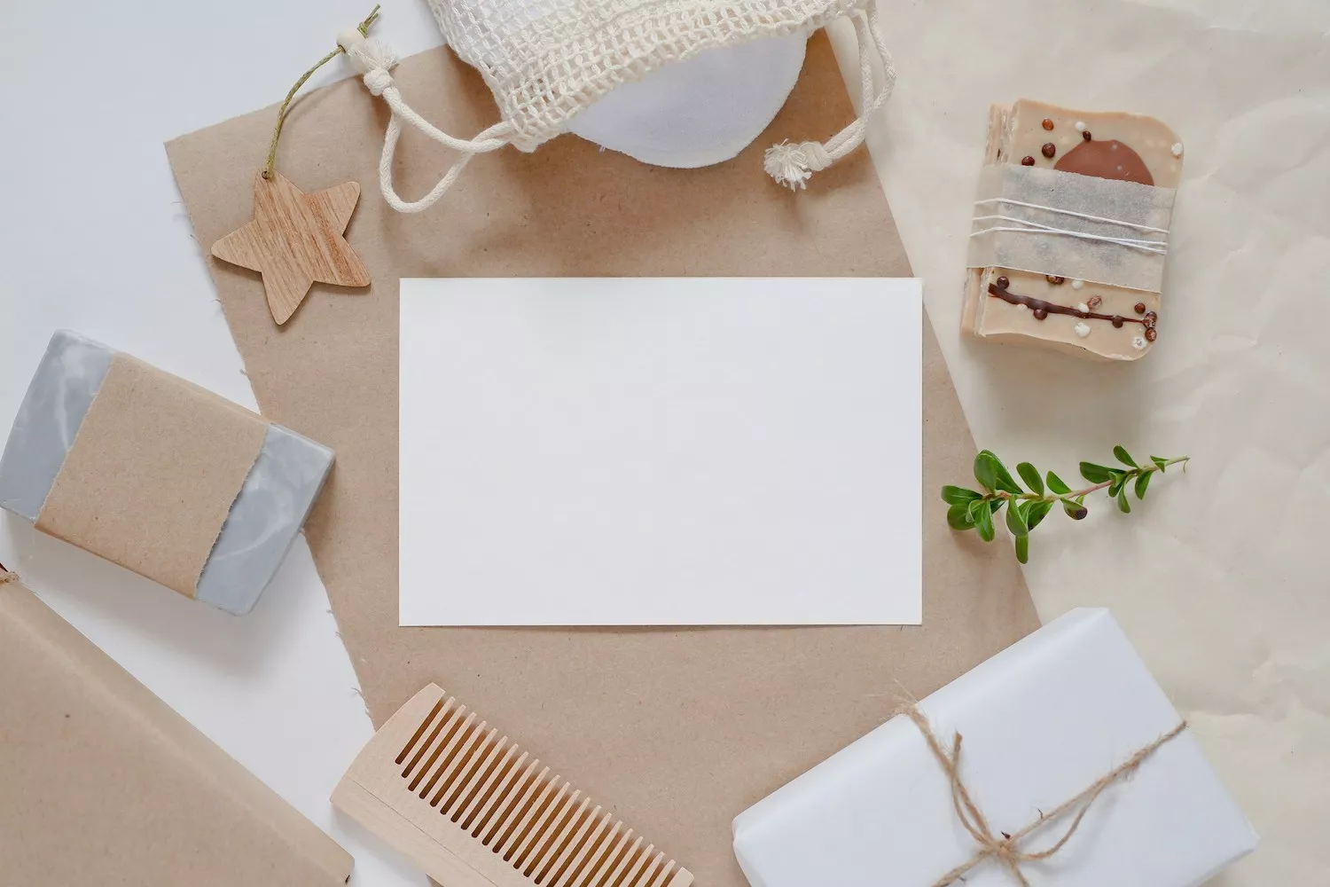 Papel y elementos sostenibles / Natalia Arkusha UNSPLASH