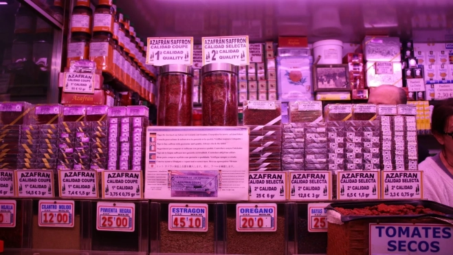 Una parada de especias en el mercado de Valencia / Antonio Ron 