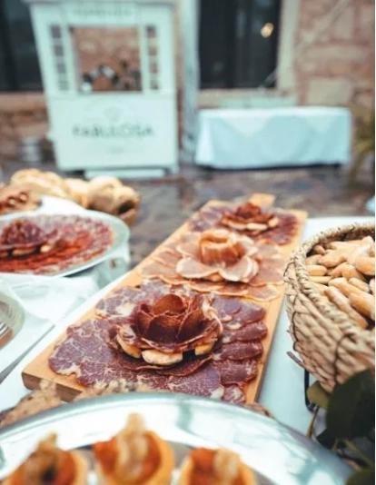Tabla gourmet extremeña con jamón, lomo y queso Tabla gourmet extremeña con jamón, lomo y queso