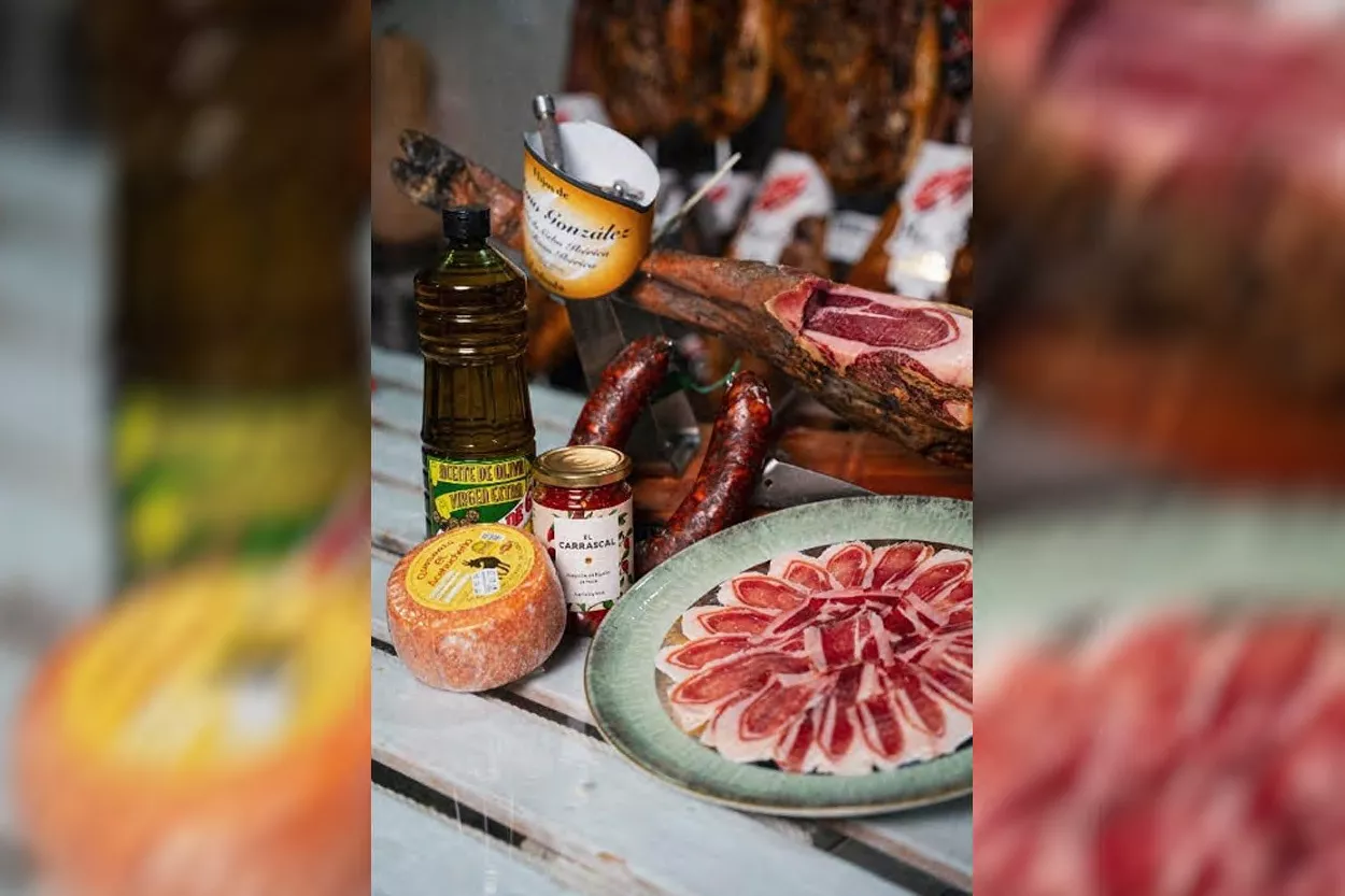 Mesa gourmet con jamón ibérico, queso extremeño, aceite de oliva y productos de la tierra