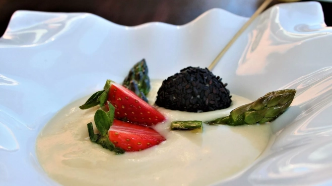 Vichissoise con fresas, trigueros y bombón de queso de cabra. Receta de Inés Butrón / Antonio Ron
