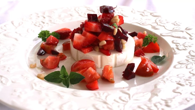 Ensalada de queso de cabra con tartar de tomate, fresas, remolacha y piñones. Receta de Inés Butrón / Antonio Ron