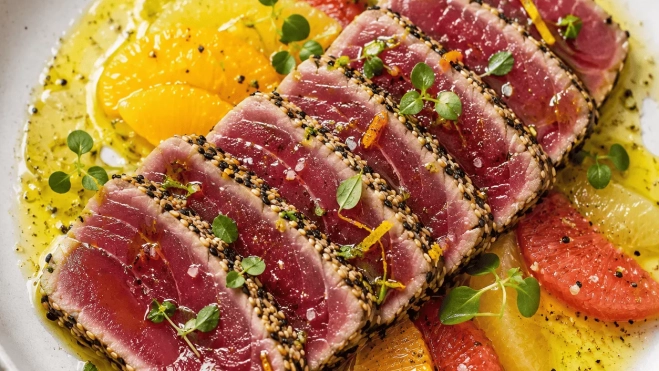 Tataki de atún con acompañamiento | Canva