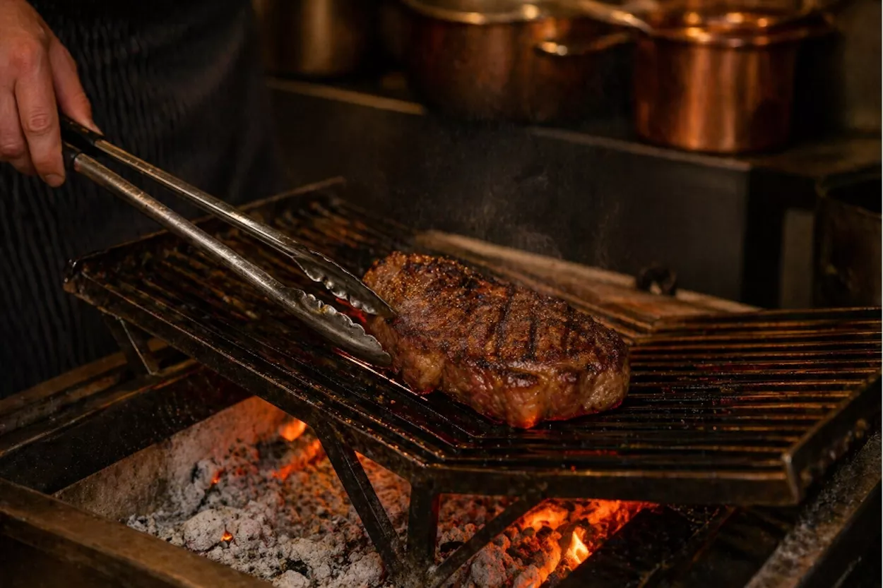 Bistec a la parrilla con brasas