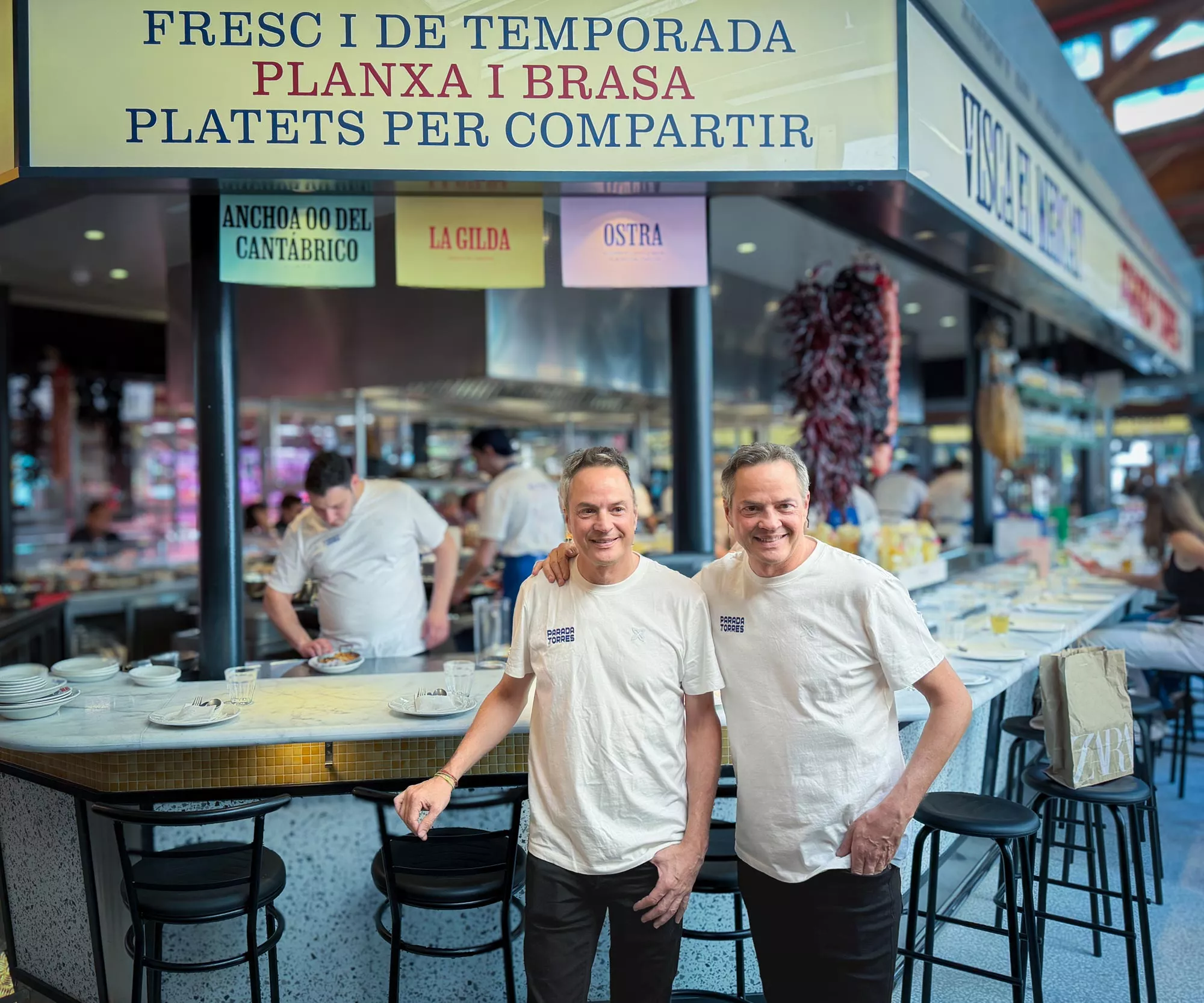 Los hermanos Torres frente a su nuevo bar en el mercado de Santa Caterina / Iker Morán