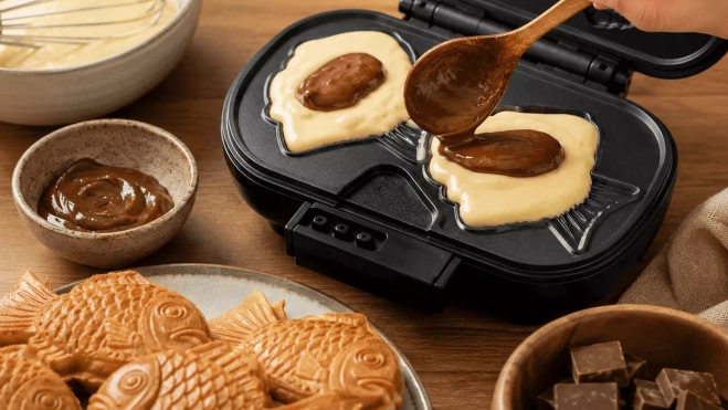 Incorporación del relleno de chocolate a la masa del molde|Canva Incorporación del relleno de chocolate a la masa del molde|Canva
