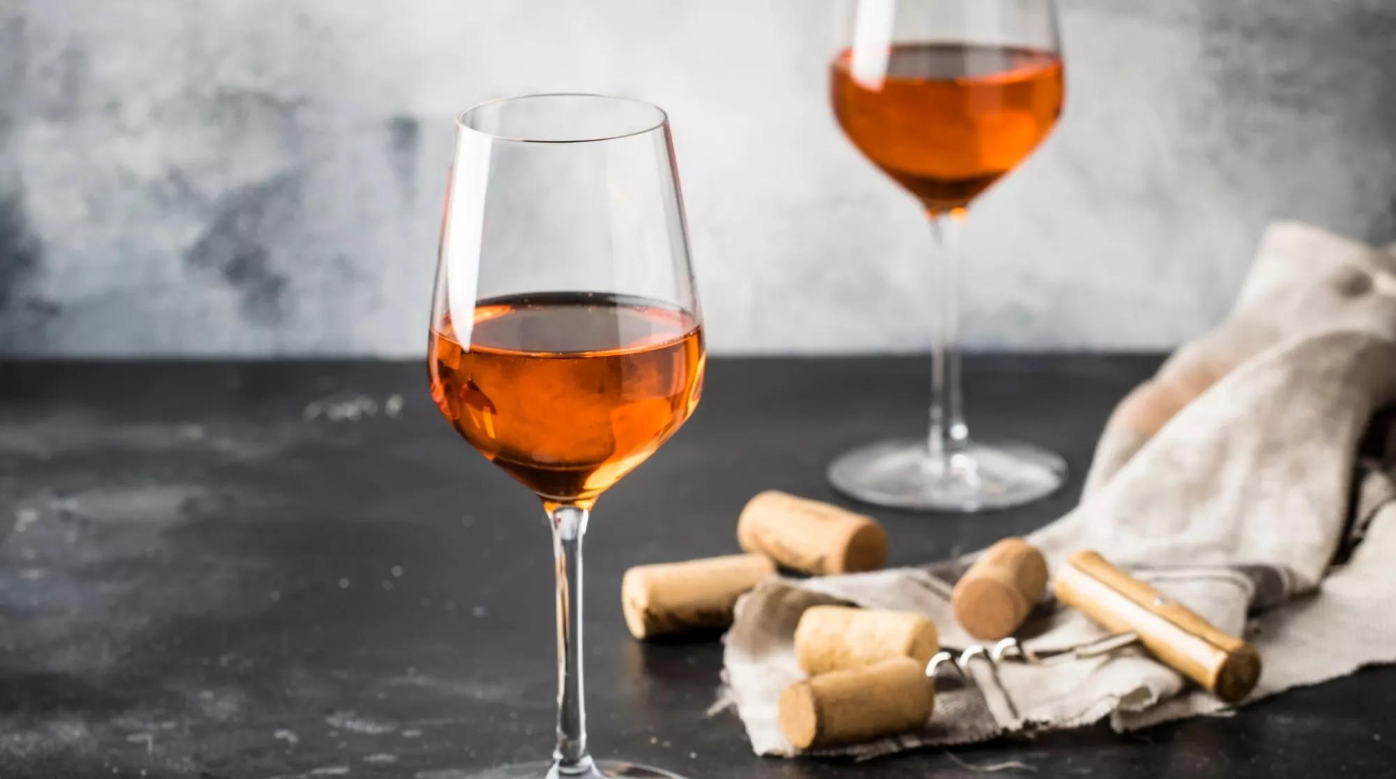 Copas de vinos Orange, una de las tendencias actuales / Canva 