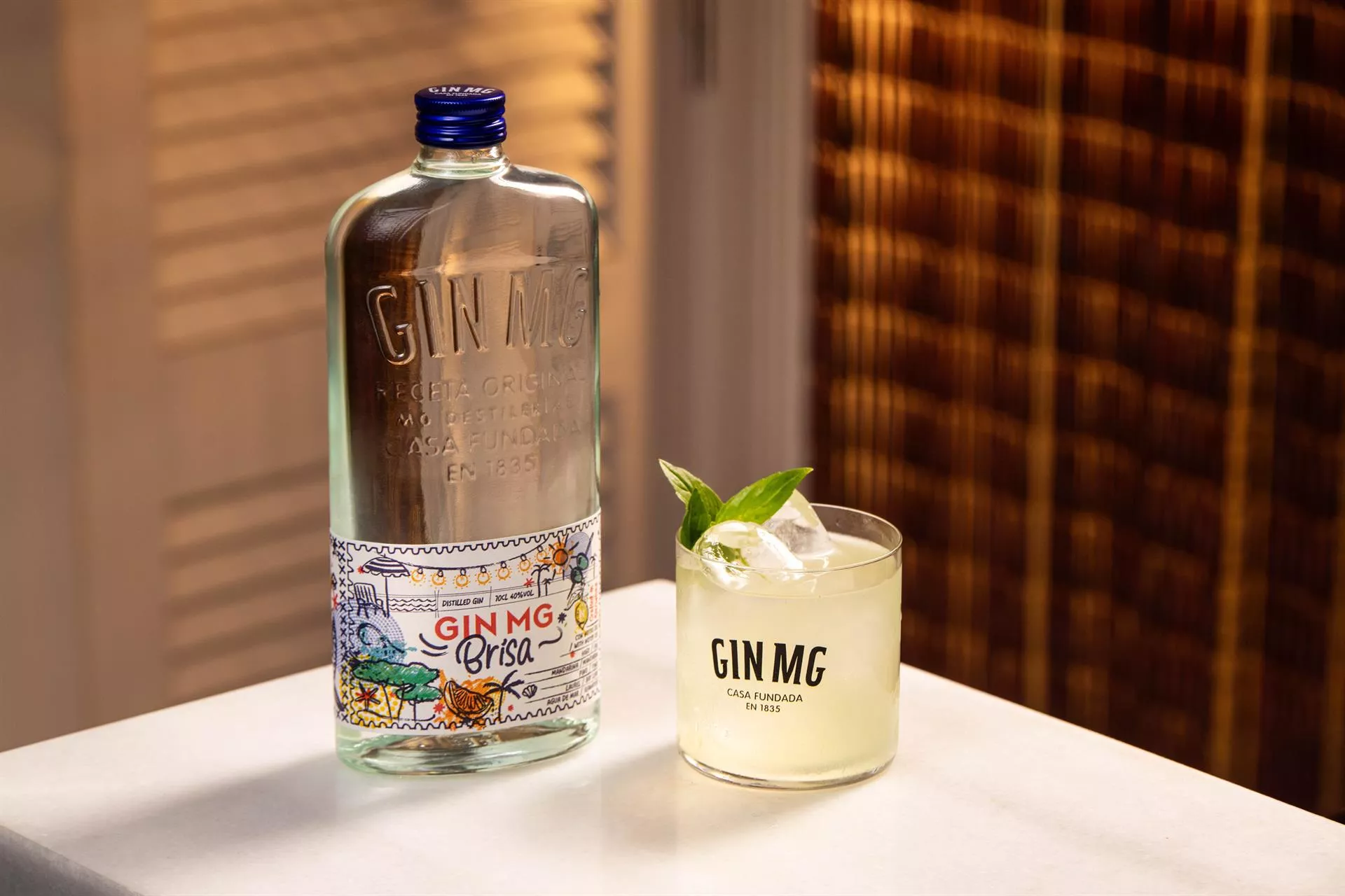 Una botella de Gin MG Brisa - Gin MG Brisa