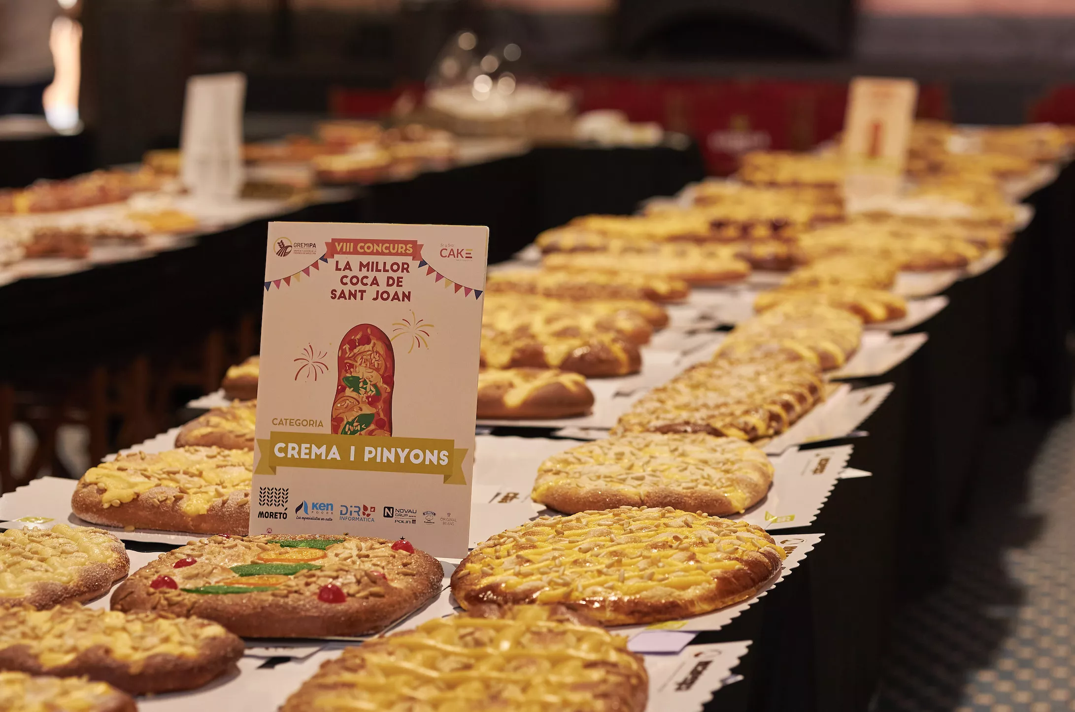 Cocas de crema y piñones presentadas al concurso de cocas de Sant Joan 2026 - CEDIDA