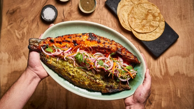 Lubina a la brasa con cilantro / Roberto Ruíz Vélez