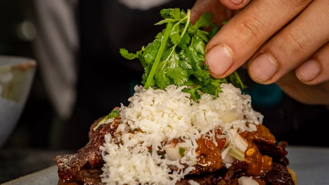 Un huarache de Rib Eye con cilantro / Roberto Ruíz Vélez