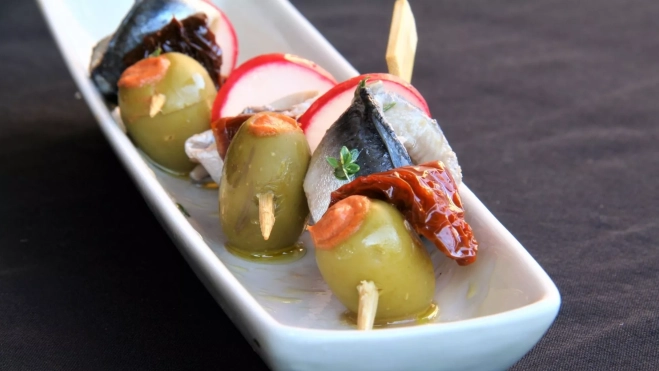 Gilda con boquerones, gordales rellenos de crema de escalivada y tomate seco. Receta de Inés Butrón / Antonio Ron Gilda con boquerones, gordales rellenos de crema de escalivada y tomate seco. Receta de Inés Butrón / Antonio Ron