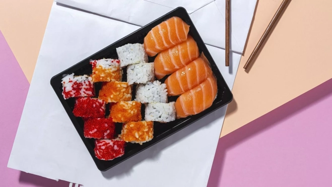 Bandeja de sushi en una imagen de archivo / Canva Bandeja de sushi en una imagen de archivo / Canva