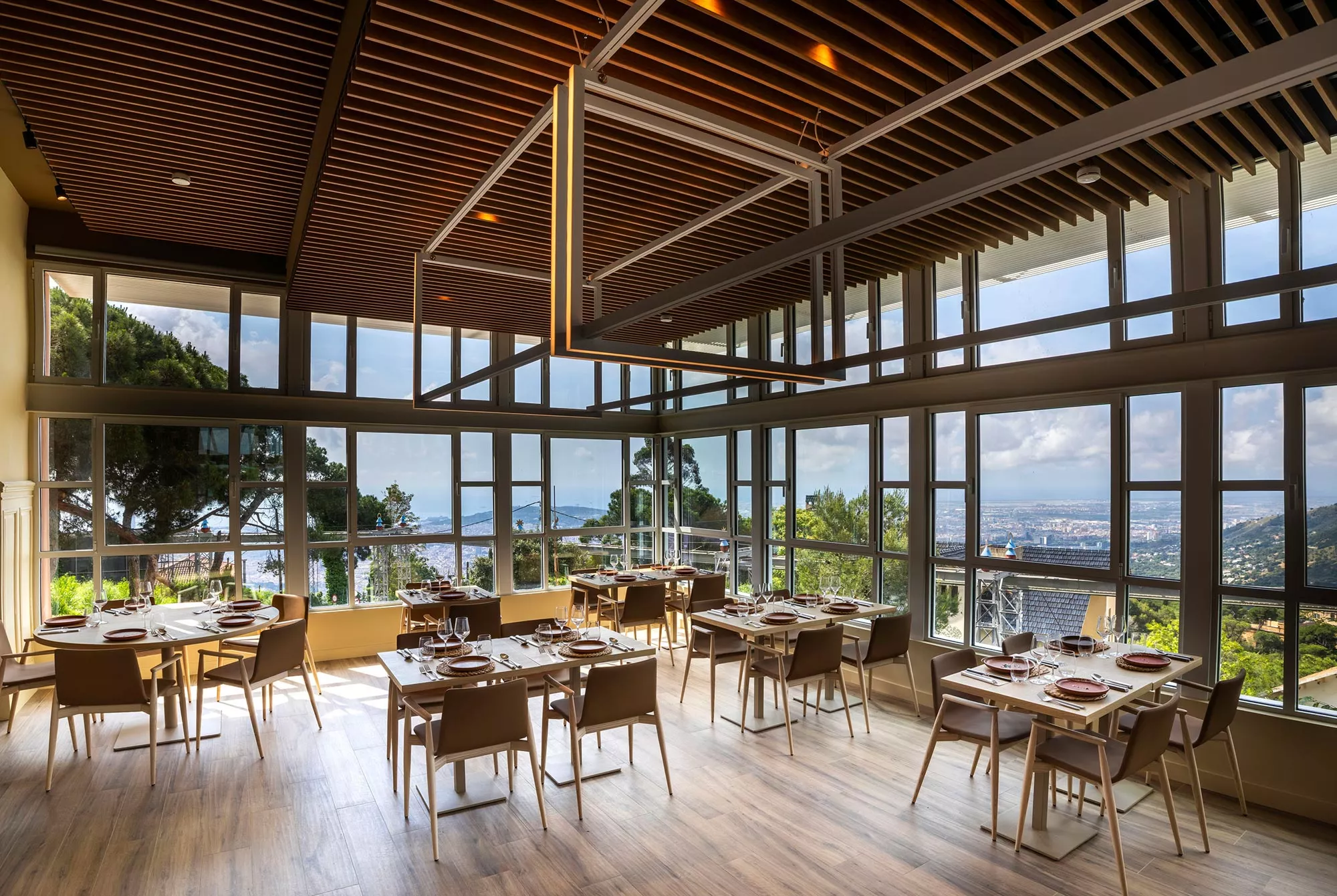 La sala con vistas panorámicas de Masía Tibidabo / Jose Irun