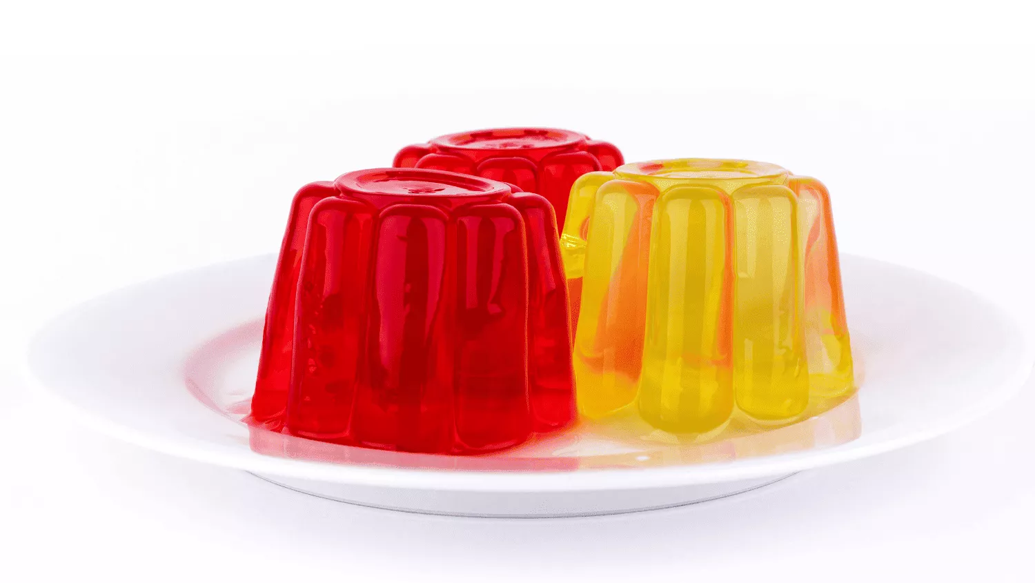 Plato con tres gelatinas diferentes | Canva