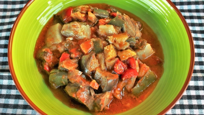 Cap i pota amb samfaina. Receta de Inés Butrón. Foto de Antonio Ron