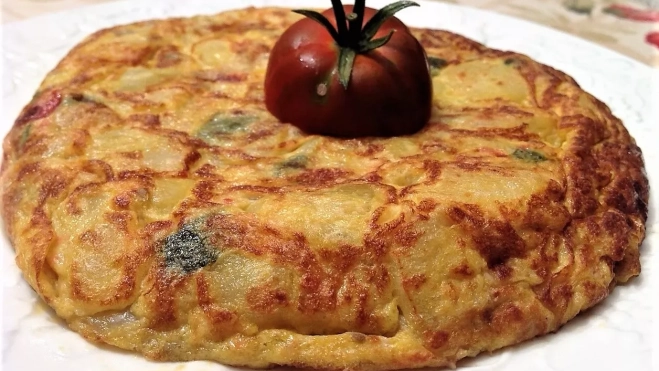 Tortilla de patatas y sanfaina. Receta de Inés Butrón. Foto de Antonio Ron