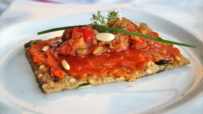 Tostada de pisto, sobrasada y miel. Receta de Inés Butrón. Foto de Antonio Ron