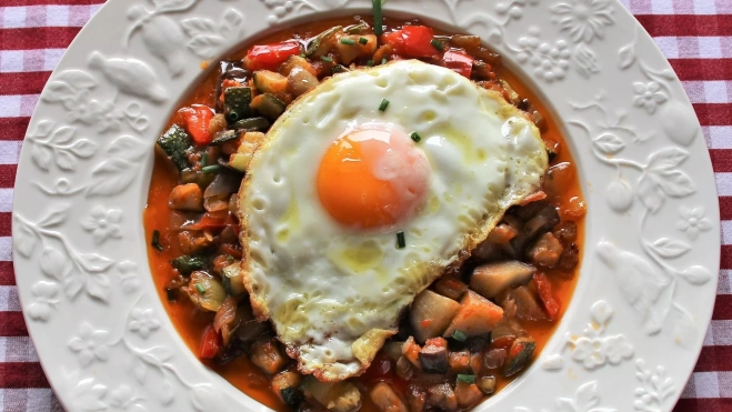 Pisto aragonés con huevo frito. Receta de Inés Butrón. Foto de Antonio Ron