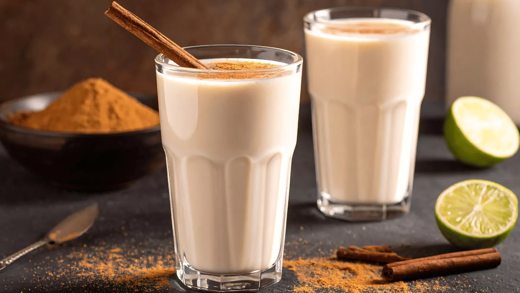 Dos vasos de horchata con canela en polvo | Canva