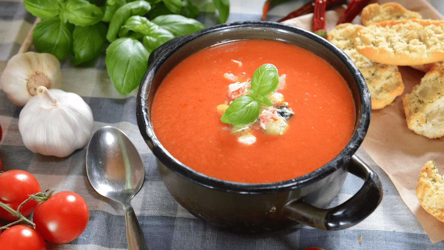 Bol de gazpacho y con cachos de pan | Canva