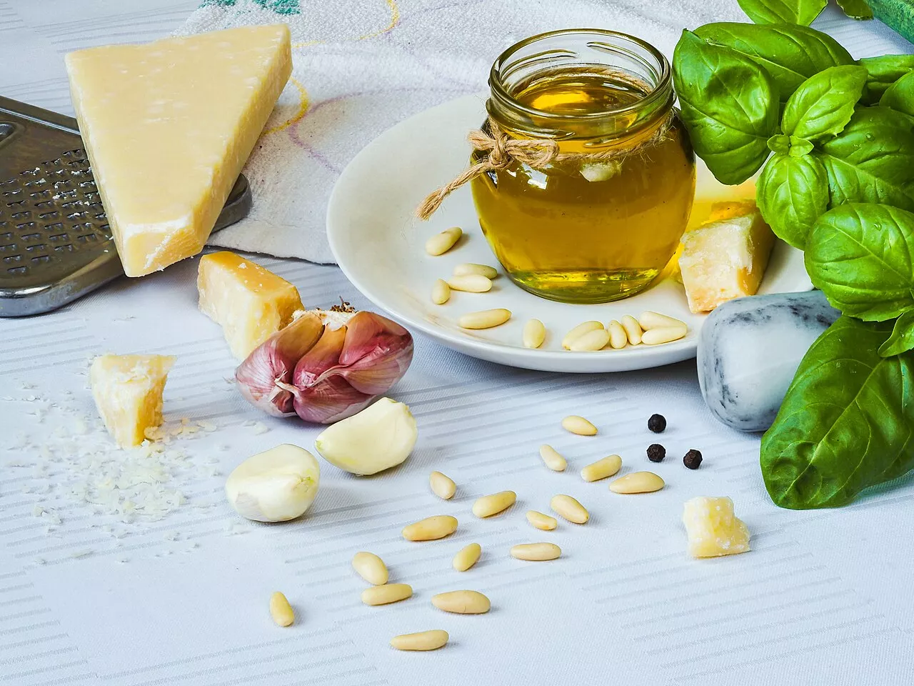 Ingredientes pesto genovés // Wikipedia