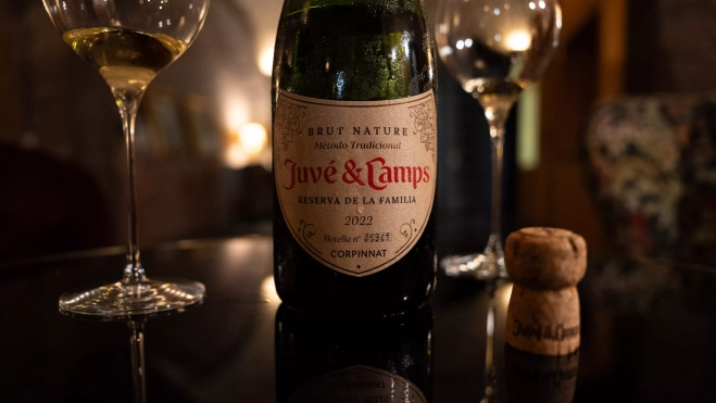 Botella de vino de Juvé&Camps en sus instalaciones / ÒSCAR GIL COY 