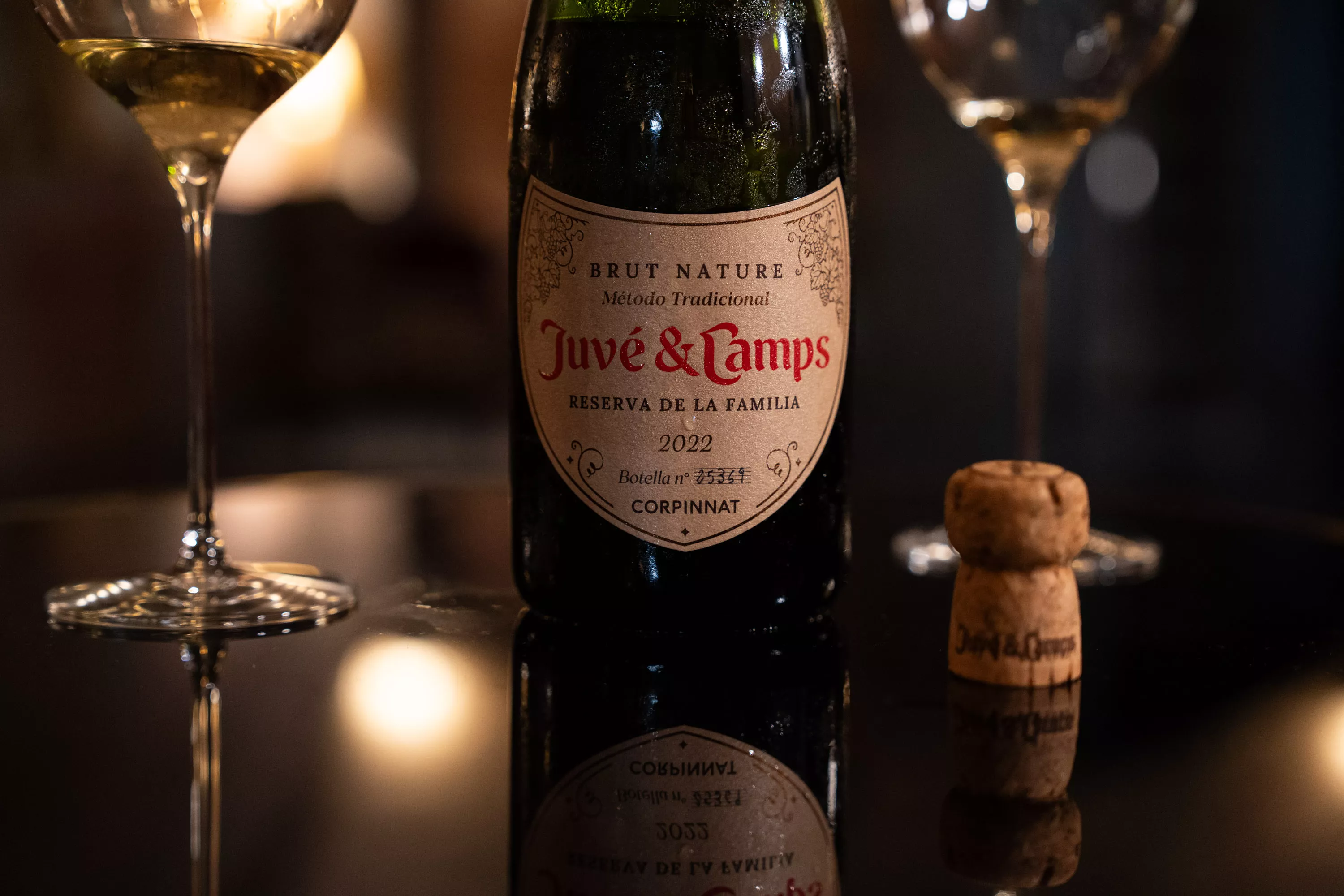 Una botella de Juvé & Camps / Òscar Gil Coy