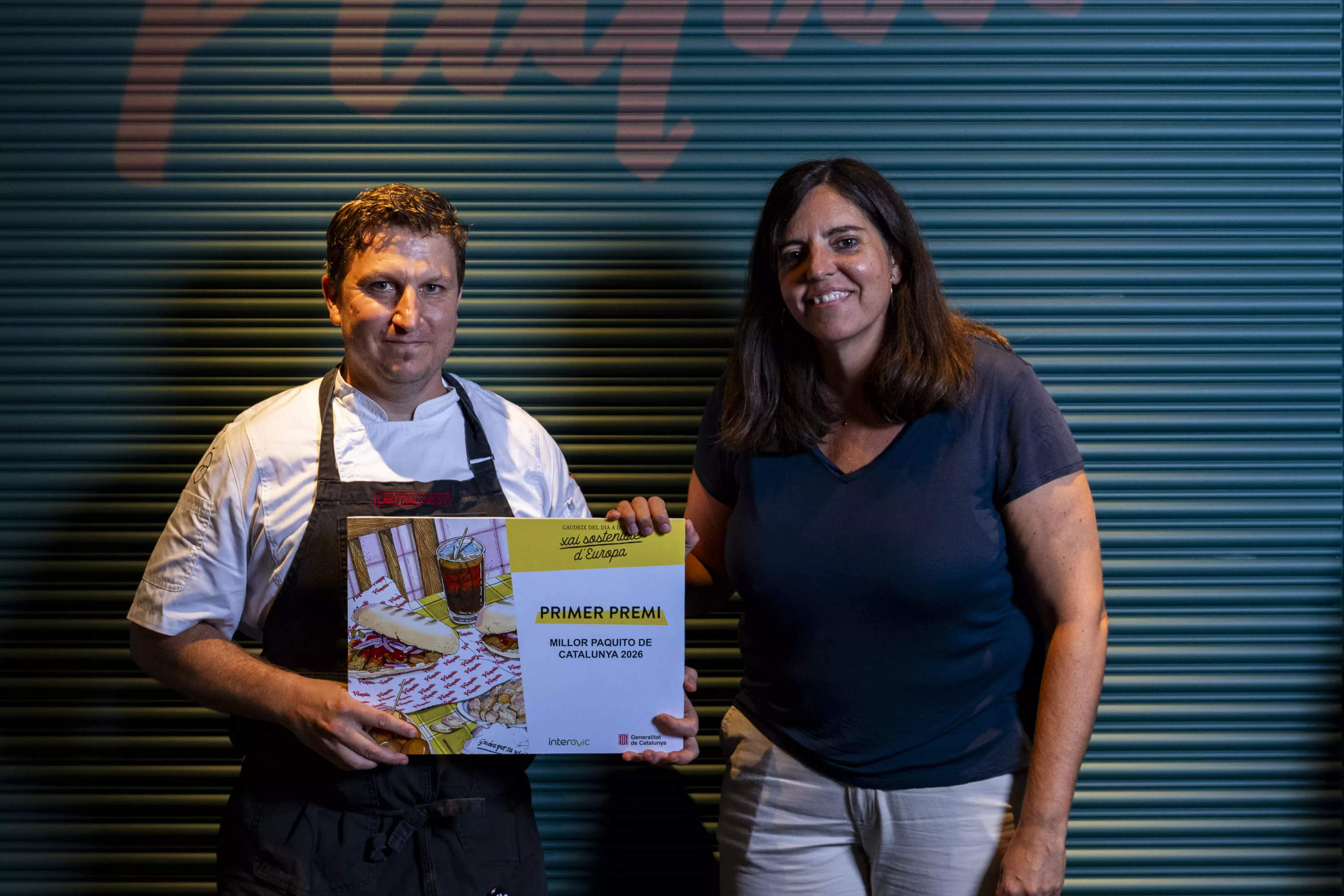 Nico Drago recibiendo el primer premio de manos de Laura Ruana, subdirectora general d’Indústries i Qualitat Agroalimentàries de la  Generalitat de Catalunya / Generalitat