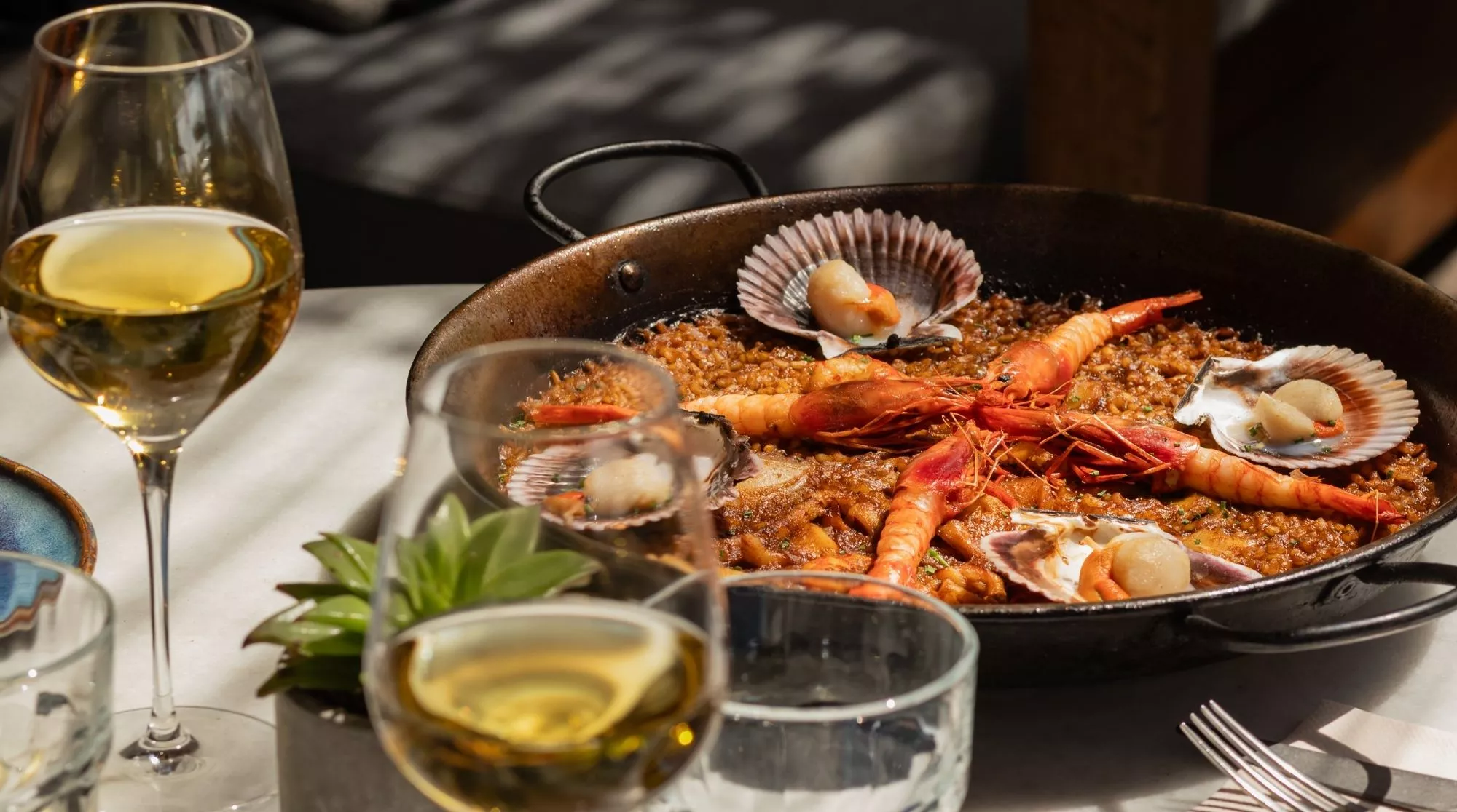 Paella marinera del restaurante Brisa con gambas y vieiras / BRISA