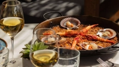 El restaurante del Port Vell que reivindica la paella: de la clásica a su versión con 'guanciale'