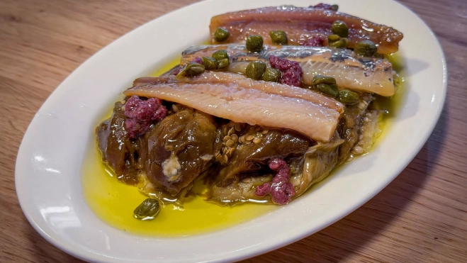 Sardina ahumada con berenjena escalivada / Iker Morán Sardina ahumada con berenjena escalivada / Iker Morán