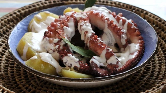 Pulpo con all i oli negat. Cazuela tradicional de los pescadores de Badalona. Receta de Inés Butrón. Foto de Antonio Ron