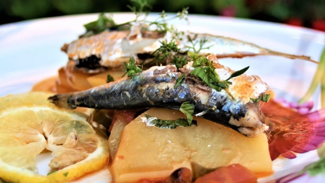 Cazuela sardinas, limón y hierbabuena. Receta de Inés Butrón. Foto de Antonio Ron