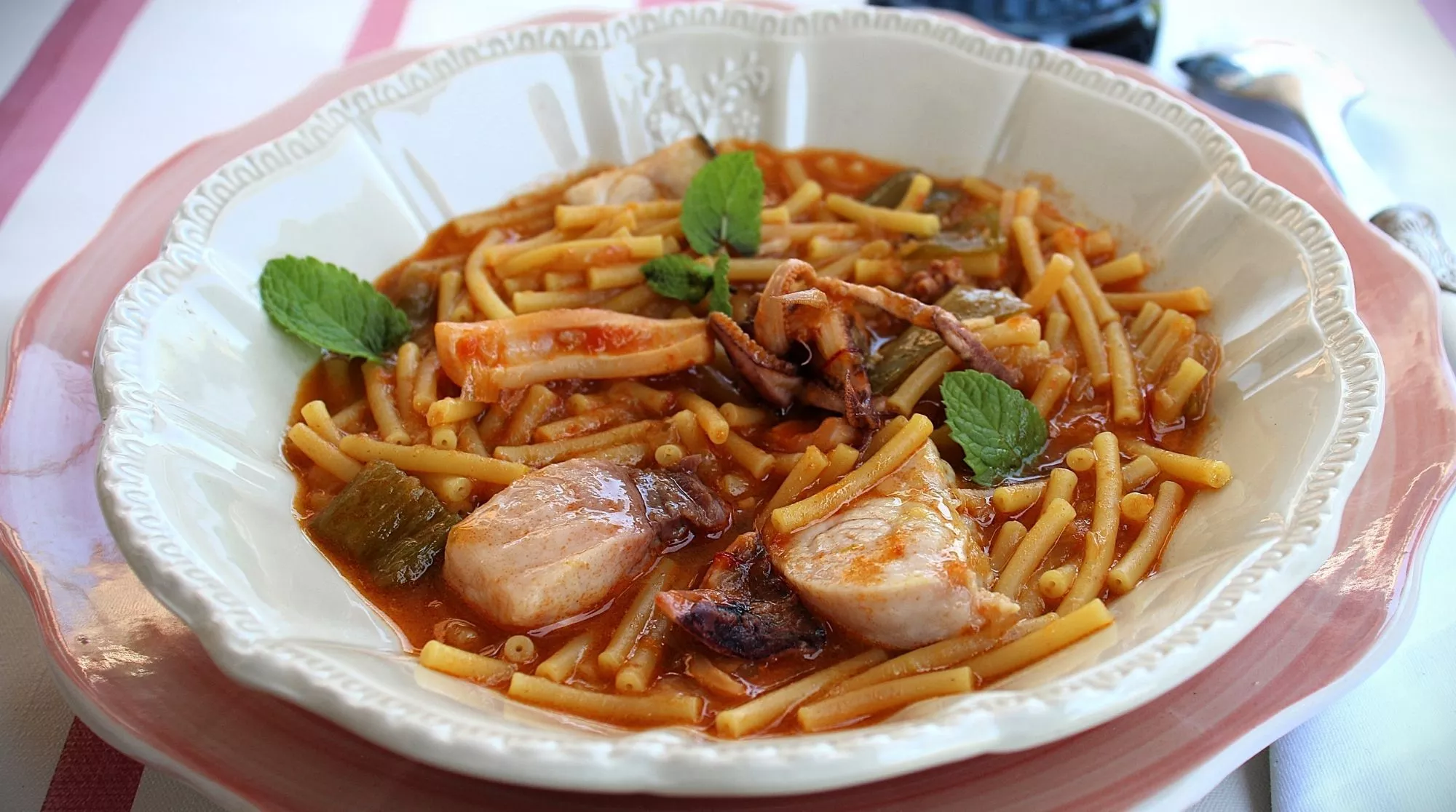 Cazuela de fideos con aguja y calamar y un toque de azafrán con hierbabuena. Plato tradicional almeriense. Receta de Inés Butrón. Foto de Antonio Ron