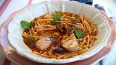 Cazuelas marineras fáciles y baratas perfectas para este verano: la mejor época para comer pescado